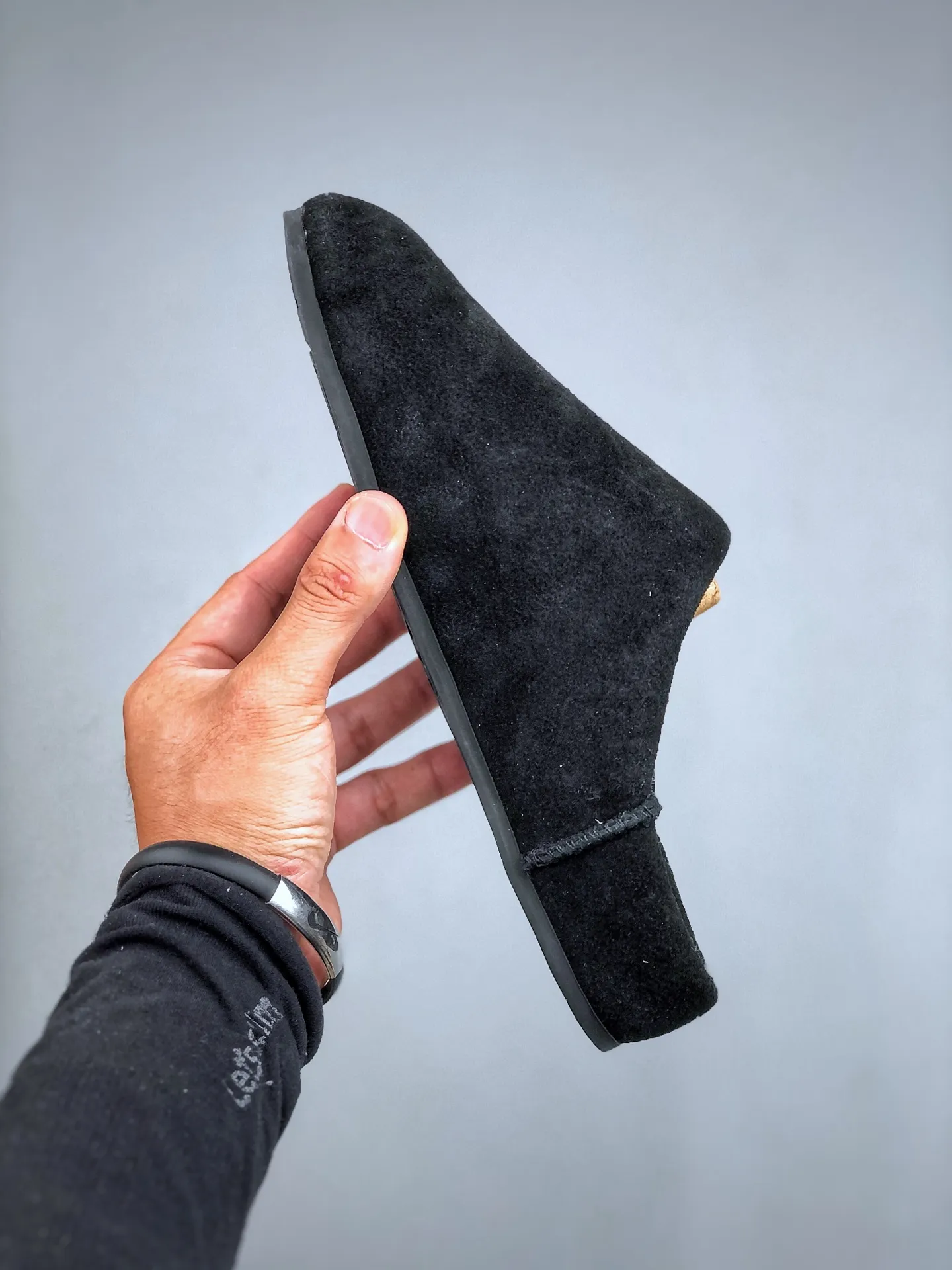 Local pick-up💰560 supports store placement. The top version of ugg on the market. 25 new models. UGG Classic Micro. Classic super mini. Classic boot type with lower cut design. Easy to match at home and out. Produced by a large foreign trade factory in Guangzhou. Toe to insole. Genuine sheep fur integrated. Independent outer box packaging. Chip with waterproof technology. Different from any version on the market. Independently developed original outsole and cashmere insole to keep you warm in winter and suitable for home use. In recent years, uug has launched a style series that is partially geared towards the preferences of young consumers and has also moved to the forefront of fashion trends. Shoe body material Water-repellent coated suede upper 17 mm UGGPURE™ implanted wool insole Lightweight non-slip and comfortable rubber outsole With brand LOGO trademark Comes with a full set of packaging Size: 35-40
